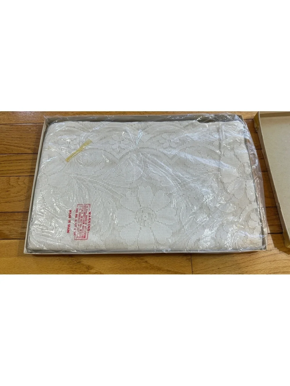 New VTG MCM Floral Lace Tablecloth Daisies Vines Heirloom Cottagecore 70x87 Box